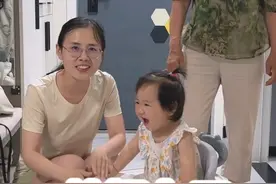 孩子一岁多还不会走路，宝妈买了学步车，宝宝的反应太搞笑了视频封面