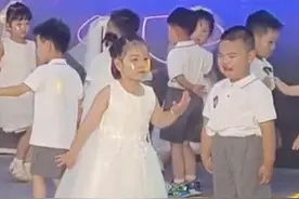 六一汇演舞伴哭泣不配合，女孩自己跳完全程舞蹈，网友：强者从不抱怨环境！#儿童节 #萌娃 #六一舞蹈跳起来 #美丽的童年视频封面