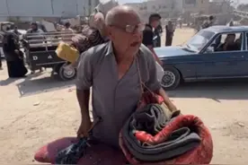 巴勒斯坦老人在加沙哭诉：我将会在颠沛流离的途中死去视频封面