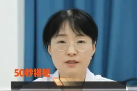 50秒揭秘：子宫肌瘤腺肌瘤与腺肌症的区别 大家好，今天我们要在短短50秒内，为大家揭开子宫肌瘤、腺肌瘤与腺肌症这三大妇科疾病的神秘面纱。这些疾病虽然名字相近，但实则大不相同，让我们一起来看看吧！
首先，病因各异：
子宫肌瘤：由子宫平滑肌组织增生而成，多与内分泌激素水平失调有关，特别是雌激素水平。
子宫腺肌瘤：属于子宫腺肌症的一种特殊表现，是子宫内膜在子宫肌层内局限性生长，形成类似肌瘤的肿块，但没有明确包膜。
子宫腺肌症：则是子宫内膜侵入子宫肌层，导致周围肌层细胞代偿性肥大增生。
接着，症状不同：
子宫肌瘤：多数患者无明显症状，仅在体检时发现。若肌瘤较大或位置特殊，可能引起月经异常、腹痛等。
子宫腺肌瘤：常表现为痛经、月经量增多、经期延长等，严重时可能导致贫血。
子宫腺肌症：主要症状为继发性痛经，且进行性加重，部分患者还伴有月经失调、不孕等。
最后，治疗方法有别：
子宫肌瘤：对于无症状的小肌瘤，可定期观察；若肌瘤较大或有症状，则需手术治疗。
子宫腺肌瘤：治疗方法依病情而定，轻症患者可药物治疗，重症者需手术切除。
子宫腺肌症：以对症治疗为主，如药物缓解痛经，但彻底治愈仍需手术治疗。
总之，子宫肌瘤、腺肌瘤与腺肌症虽然名字相近，但在病因、症状及治疗方法上均有显著差异。希望今天的分享能让大家对这些疾病有更清晰的认识，从而更好地保护自己的健康。记住，定期体检，早发现、早治疗，是预防和治疗这些妇科疾病的关键！
#医学科普 #科普一下 #子宫肌瘤 #腺肌症 #硬核健康科普行动视频封面