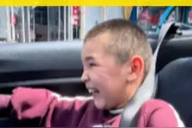 男孩鼓起勇气问车主“你可以打开敞篷吗” 这一瞬间的美好值得永远记录下来#暖心 #正能量视频封面