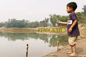 户外捕鱼：三岁小娃娃仅用几根竹片和鱼线就能鱼获满满！ #钓鱼视频封面