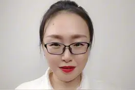 嫁到班主任家当儿媳妇是种怎样的体验？ 退休后的公公家务活一肩挑，以前“凶神恶煞”，现在处处照顾，网友说，姐，你是最有种的学生，视频可以拍长一点吗，视频太短不解恨。#万万没想到 #班主任 #学生时代 #公婆 #出乎意料视频封面