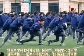 2月23日，江苏南京。队伍后排3名男孩儿课间操跳出男团既视感，动作整齐划一、卡点到位，活力满满。网友：建议三色卫帽组合原地出道！#课间操 #三色卫帽男孩 #活力满满视频封面