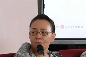 在#宋丹丹 的理解中，演员的形象和才能一样重要。当她一次见到#濮存昕 ，“男一号”的外形让宋丹丹感叹不已。#北京人民艺术剧院视频封面