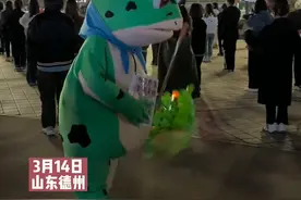 青蛙人偶“乱入”广场舞队伍跳舞，跳高兴了把“孩子”扔了。网友：孩子影响他发挥了#青蛙人偶 #孤寡青蛙 #德州视频封面