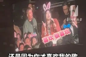 57岁#任贤齐 #杭州 #演唱会 上这对#结婚 20年的夫妻太甜了！小齐哥温馨提示：#张韶涵 的演唱会在明天视频封面