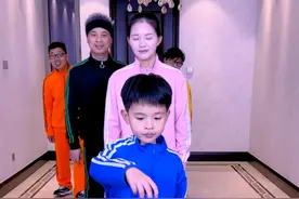 立瓶子挑战，太好玩了，赶紧叫家人朋友们玩起来！！！#搞笑 #聚会游戏挑战视频封面