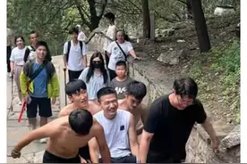 正常人爬完都得掉半条命的天山，他们却扛着沉重的兄弟到达顶端！ #感人 #正能量 #泰山 #热点视频封面