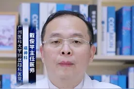 #涨知识 精神病电击治疗后通常会出现恶心、头痛、肌肉酸痛、记忆力下降、意识混乱等后遗症。#精神病 @创作灵感小助手 患者做过电击治疗后，要以卧床休息为主，并且也要以清淡饮食为主。
1、恶心：因为电击治疗所射出的电流会影响到脑部的中枢神经系统，使患者出现意识丧失、全身痉挛的情况，导致消化系统应激反应，出现恶心的现象；
2、头痛：当电击治疗的电流刺激中枢神经系统时，患者会出现头痛的现象；
3、肌肉酸痛：在患者做电击治疗时，通常会使用肌松药，而此类药物容易导致患者出现肌肉酸痛的现象，并且电击治疗也会刺激患者的肌肉，导致其急速收缩或受损，出现肌肉酸痛的现象；
4、记忆力下降：电击治疗会使患者的脑电图发生改变，所以会对患者的记忆造成影响，出现记忆力下降，严重时还会使患者的部分记忆暂时丢失；
5、意识混乱：电击治疗所射出的电流会刺激脑部的神经系统，从而使脑部的神经系统受到损伤，导致影响到患者的正常意识，从而出现短时间意识混乱的情况。如果患者出现上述表现，要及时寻求专业医生的帮助。#dou来说健康