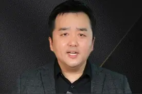 交警指挥左转车道秒变五车道，30辆车一个信号灯周期通过。 #早高峰 #安全出行 #交警指挥 #泰安交警“变”出五车道视频封面