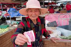 老奶奶摆摊卖板栗，小伙花40元全部买下，老人的做法出人意料视频封面
