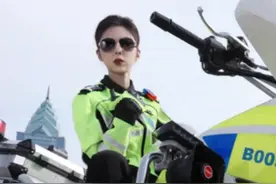乌鲁木齐交警妈妈参加“六一”亲子运动会走红网络，网友：这个一级警司，又美又飒！#飒 #六一儿童节视频封面