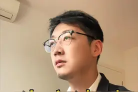 女员工领取的生育津贴低于本人实际工资怎么办？ 可以要求公司补齐。如果劳动合同里没有对产期工资有特别约定的话，女员工生产期间应该视为正常上班，应该拿全基本工资和绩效奖金。#外企打工人  #职场  #生育津贴  #抖来普法2024   #职场那些事视频封面