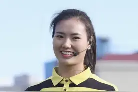 中超首位女裁判是怎么炼成的？谢丽君在沪鲁大战作为第二助理裁判首次亮相中超！#中超首位女裁判是如何炼成的  #中超首位女裁判  #上海海港vs山东泰山视频封面