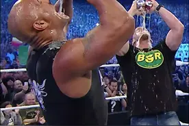 2014年的今天，第30届#摔跤狂热大赛三位大佬的碰杯🍻
#WWE#巨石强森#史蒂夫奥斯丁#胡克霍根视频封面