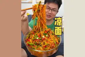 一盒肥牛一点配菜，做个麻辣鲜香的凉面，满满一碗巴适得板 #凉面