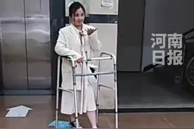 网友记录残障同事下班日常，积极面对生活的样子令人感动！#生命的意义  #坚强视频封面