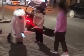 疑似孩子不好好读书，母亲当街跪追女儿上辅导班。网友：这一跪，跪出了心酸。关注👉@小政视频 #浙江dou知道  #抖音小助手  #爆料入口 #孩子教育是父母的必修课 #母亲下跪视频封面