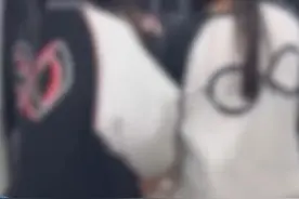 湖南长沙。14岁女生遭多名同学殴打，家长称被迫割喉求生。警方通报：15岁及14岁嫌疑人、在场人员已传唤到案。#湖南dou知道 #校园霸凌零容忍 #社会百态 #最新通报视频封面