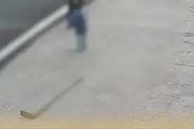 网传奶奶扇孙子耳光还未等其起身又一脚踹翻，当地妇联回应:高度关注 正在跟进#孩子 #社会百态 #人性视频封面