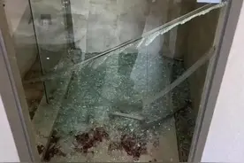 10月7日(采访)，辽宁大连，女子在酒店洗澡时浴室玻璃爆裂，脚受伤流血紧急送医，工作人员：酒店和顾客都有责任 赔偿问题还没谈妥#消费者权益 #酒店 #安全隐患 #消费者视频封面