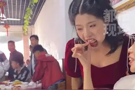 婚礼当天新娘偷偷吃席，司仪喊她别吃了！#新娘  #可爱  #吃席  来源@清子视频封面