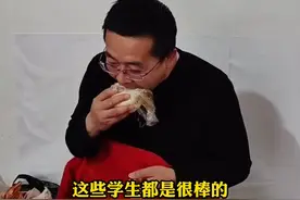 3月17日，甘肃庆阳，#学生们吃席争相给老师打包送到办公室 ：鸡鸭虾还有鱼，抓紧吃，趁热的。视频封面
