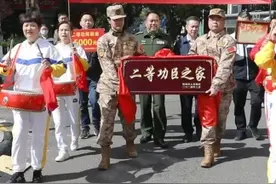 喜报送到家！浙江现役军人孙甲麟立二等功。（供稿：镇海新闻中心）视频封面