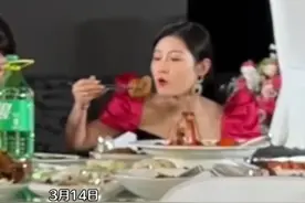 “新娘子别吃了，新娘子别吃了！”只顾着搂席的新娘子急坏了婚礼主持（来源门牙夫妇）#婚礼现场  #很哇塞的小姐姐  #搂席  #吃货  #吃席的最高境界  #哈哈哈哈哈哈我要笑死了视频封面