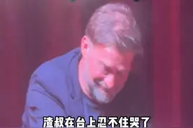 讲不出再见！利物浦为克洛普举行告别仪式，球迷反复起立高唱克洛普之歌，渣叔在台上泪崩，最后一次打出农夫三拳...#克洛普 #利物浦 #dou来足球季 #唯有足球不可辜负 #英超视频封面