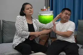 离婚3年的前妻天天去前夫家蹭饭，一问原因笑的肚子疼，一对人才视频封面