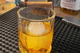 今日调酒：教父（GodFather） “不要轻易说出你的理想，不给别人嘲笑你的机会。”
#调酒日记 #微醺时刻 #调酒 #酒蒙子的日常 #贪个小杯chill一下视频封面