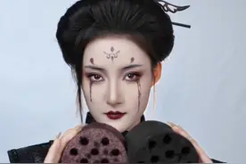 沉浸式吃黑色食物 还知道有哪些黑色的食物吗？#美食趣胃计划 #黑神话悟空 #黑神话四妹 #变装  #蜘蛛精视频封面