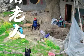 重庆八旬老人独居深山崖洞15年。等我们老了，又何尝不像这位独居崖洞的老人一样，一个人，一个角落，一闭眼，一生的归宿。#关爱老人 #大山深处 #旅行大玩家视频封面