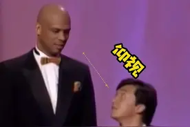 #成龙与2米多的篮球明星#贾巴尔 同台颁奖，机智化解身高尴尬！#奥斯卡 #高情商视频封面