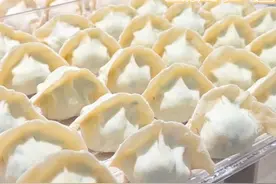 🤔怎样可以做出爽滑筋道久煮不破的饺子❓ 面粉应该选用中筋面粉还是低筋面粉❓
今天包了两种馅的饺子
韭菜虾仁鸡蛋和酸菜油渣猪肉饺
就从和面到调馅 再到包制手法 全过程 毫无保留的分享给大家
单吃油渣 多了会腻 但和酸菜一搭就非常绝
放了虾仁的韭菜馅 除了鲜 还多了层弹牙的口感
裹一圈加了蒜泥和醋的自制的辣椒油
让饺子再叠加上香辣buff和酸的刺激
一口接一口 根本停下来
 #饺子馅怎么调    #韭菜饺子怎样包好吃    #酸菜饺子馅怎么调好吃   #爆款美食    #饺子皮视频封面