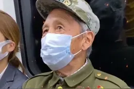 地铁偶遇一位挂满勋章的老英雄，全身的军功章引众人注目。聊起这些荣誉，老人满满的自豪感，向老英雄致敬！#致敬英雄视频封面