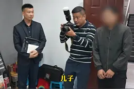 9月26日，湖北#武汉悬赏百万寻子母亲和儿子相认 ，紧抱儿子痛哭：没想到他过得这么苦，他穿的衣服哪像90后，和小儿子一个天一个地。视频封面