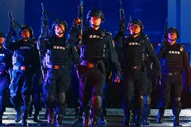 有的人一直在长大，有的人却不会变老了@成都东部新区公安 #我们不曾忘记 #2023清明祭英烈 #朱铁雄式国风变装视频封面