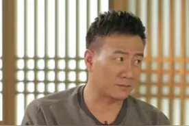 #濮存昕  女儿出嫁，“濮哥”在台上哭，#胡军  在台下哭！#宋丹丹  ：以后九儿也有这么一天！能让硬汉胡军落泪的怕是只有闺女九儿了吧！#采访视频封面