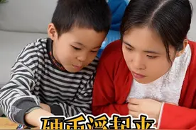 1毛钱的硬币，真的能漂浮在水面上？难不成红纸有魔力？#科学小实验  #硬币视频封面