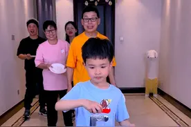 立瓶子挑战，太好玩了，留着以后玩！！！#搞笑 #聚会游戏挑战视频封面