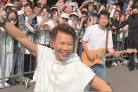 歌手冒充素人街头卖唱？明明是劣质设备，愣是唱出百万调音效果 #歌手街头 #周杰伦 #陶喆 #火红的萨日朗
