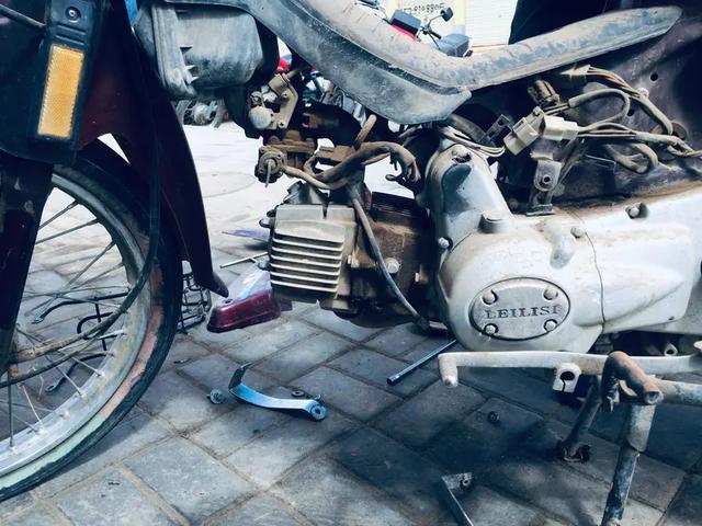 摩托车天冷的时候为什么打不着火(冬天摩托车启动难这些方法帮你解决)