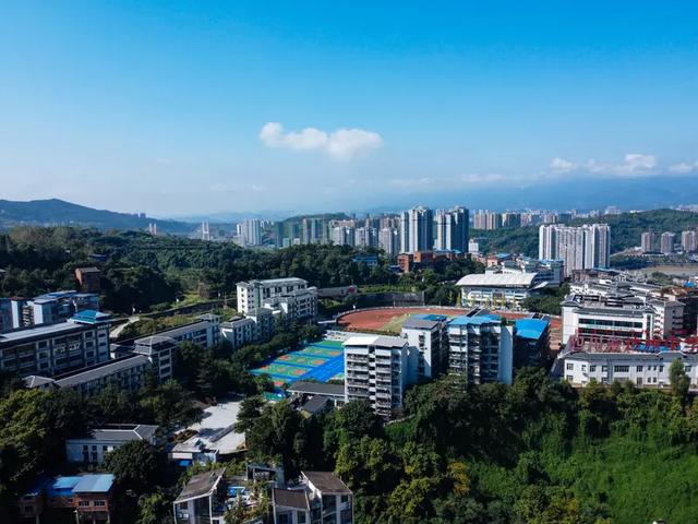 四川达州中医药职业学校(达州中医药职院2025级新生开启军训)