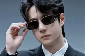 酷帅男孩，黑色西装+墨镜，时尚感爆棚！