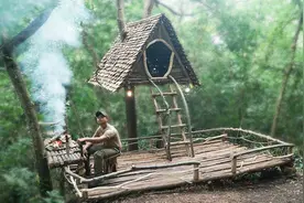 小伙在深林建造一所小木屋过上了隐居生活，这房子真的像童话一般