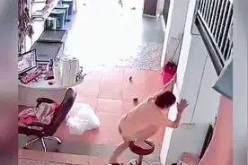 女子徒手抓老鼠稳准狠，整个过程行云流水