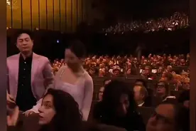 辛芷蕾获奖尴尬一刻！老外几乎不鼓掌，张颂文霸气扭转局面…